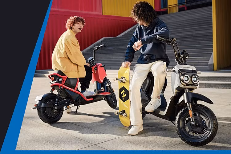 Khối động cơ điện gắn bánh sau giúp xe có thể vận hành với tốc độ tối đa 25 km/h, phù hợp nhu cầu di chuyển hàng ngày trên đường phố. Xe sử dụng pin lithium cao cấp với quãng đường vận hành 90 km/lần sạc.