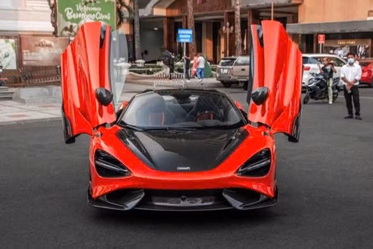 So với McLaren 720S Spider đã có trên 12 xe về nước, siêu xe mui trần McLaren 765LT Spider có sự nhận biết rất dễ dàng với cản va trước thiết kế lại, có thêm cánh lướt gió trải dải sang 2 bên đầu xe, tiếp đến là trên vòm bánh xe trước, hãng xe Anh quốc đã khoét thêm các lỗ thông gió cho xe, mâm, nẹp sườn cũng được khác logo 765LT để nhận biết.