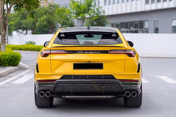 Siêu SUV Lamborghini Urus Performante vẫn sử dụng hệ truyền động là khối động cơ xăng V8, tăng áp kép, dung tích 4.0 lít như bản tiêu chuẩn, nhưng hãng xe Ý đã tinh chỉnh lại, giúp xe tạo ra công suất tối đa 657 mã lực, tăng 16 mã lực và mô-men xoắn cực đại 850 Nm.