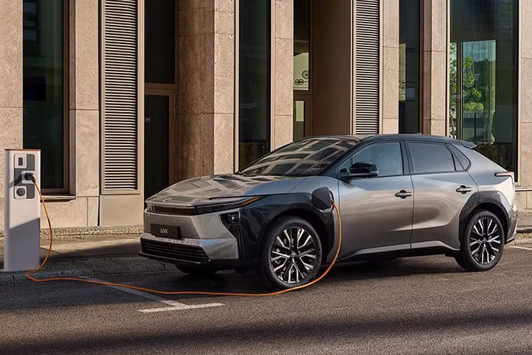 Toyota bZ4X sắp ra mắt Thái Lan được trang bị bộ mâm hợp kim mới với kích thước 20 inch mang đến cho mẫu SUV điện vẻ ngoài tinh tế và cao cấp hơn.