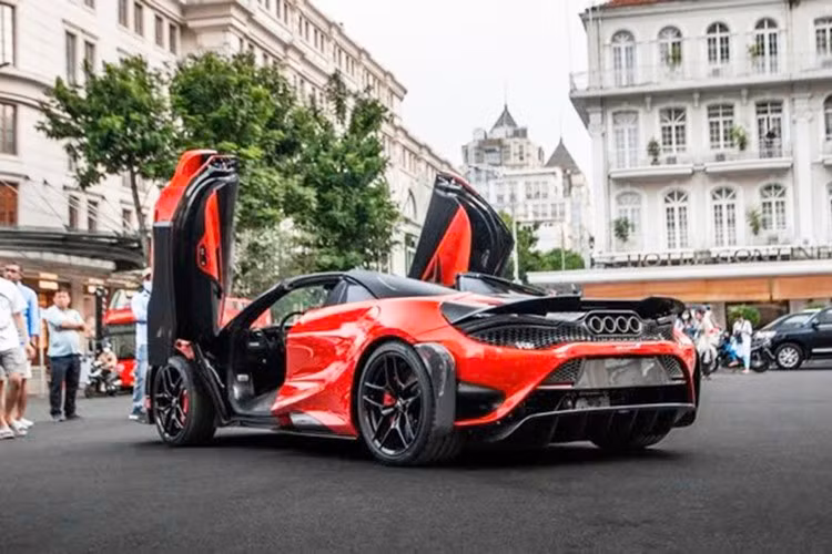 Tương tự như xe McLaren 720S Spider, 765LT Spider cũng có tốc độ mở mui nhanh nhất thế giới khi chỉ mất 11 giây theo thông báo của hãng xe Anh quốc nhưng một số đại gia Việt khi trải nghiệm thực tế, thời gian đóng hoặc mở mui chỉ mất không quá 9 giây. Trên chìa khóa xe McLaren 765LT Spider cũng sẽ được tích hợp thêm nút đóng hoặc mở mui.