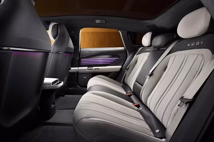 Bản cao cấp E5 Flagship Quattro sở hữu hai động cơ điện, công suất tổng 776 mã lực, tăng tốc 0-100 km/h chỉ trong 3,4 giây. Phiên bản này dùng pin NMC 100 kWh của CATL, cho tầm hoạt động tối đa 647 km theo chuẩn CLTC.