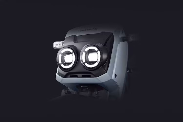 Chiếc xe máy điện nhỏ gọn này với thiết kế vững chãi, cá tính nhưng vẫn linh hoạt trong đô thị đông đúc. Kích thước tổng thể gọn gàng (dài x rộng x cao: 1.710 x 765 x 1.030 mm) cùng trọng lượng nhẹ chỉ 54 kg.