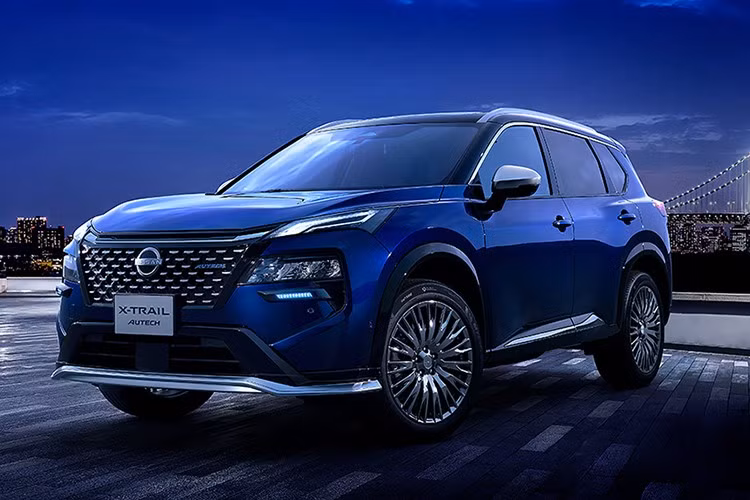 Phiên bản AUTECH tiếp tục mang tinh thần thể thao nhưng lịch lãm, với nội thất ghế da đen chỉ xanh, mâm 20 inch và các chi tiết thiết kế riêng. Đặc biệt, bản AUTECH SPORTS SPEC được Nissan Motorsports tinh chỉnh hệ thống lái, giảm xóc và khung gầm để cải thiện độ ổn định và cảm giác lái thể thao.