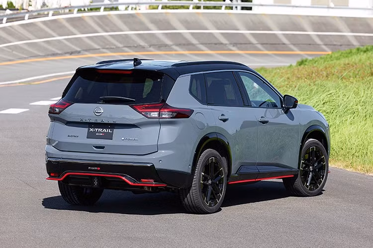 Ở lần nâng cấp này, X-Trail 2026 được tinh chỉnh nhẹ về ngoại thất, với lưới tản nhiệt V-Motion màu đen bóng kết hợp bạc satin, cùng cụm đèn định vị LED sắc nét hơn.