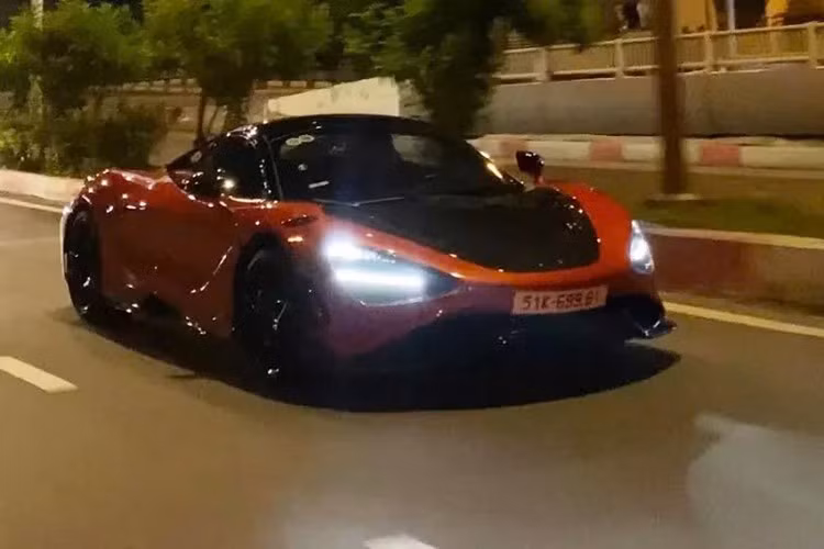 Mới đây, chiếc siêu xe mui trần McLaren 765LT Spider độc nhất vô nhị tại thị trường Việt Nam đã bị bắt gặp khi đang di chuyển từ quận 1 về nhà ở Thành phố Thủ Đức, TP.HCM đã nhanh chóng nhận được sự chú ý của giới mê xe.