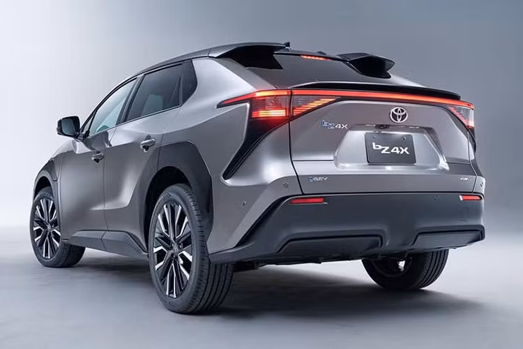 Ở lần nâng cấp giữa vòng đời này, mẫu xe điện Toyota bZ4X được nâng cấp với cụm đèn pha LED sắc sảo hơn và các khe gió cản trước mạnh mẽ hơn.