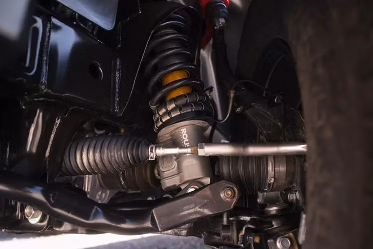 Bộ treo mới sử dụng tay đòn chuyên biệt, giảm xóc lò xo cuộn với bình dầu rời và thân giảm chấn bằng nhôm, tối ưu góc tới, góc thoát và khả năng kiểm soát khi off-road.