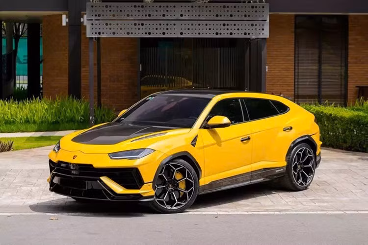 Được biết, khối động cơ mạnh mẽ này giúp siêu xe gầm cao Lamborghini Urus Performante có thể đua nước rút từ vị trí xuất phát lên 100 km/h trong thời gian 3,3 giây, nhanh hơn 0,3 giây so với bản tiêu chuẩn trước khi đạt vận tốc tối đa 306 km/h.