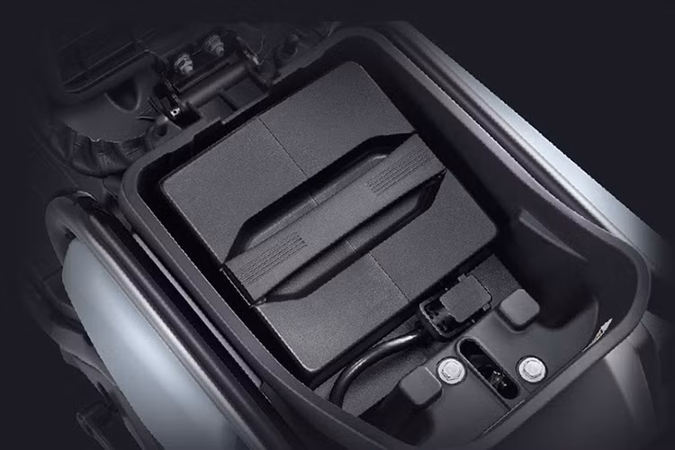 Zoomer e: được trang bị hệ thống vành đúc và lốp lớp cho việc vận hành ổn định trên các địa hình. Phanh đĩa được trang bị cả phía trước và sau đảm bảo an toàn, và hệ thống giảm xóc êm ái cũng tăng thêm trải nghiệm thú vị cho người sử dụng.