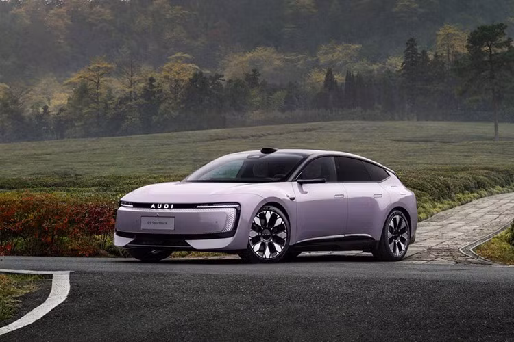 Liên doanh SAIC-Audi vừa chính thức trình làng mẫu AUDI E5 Sportback tại Trung Quốc. Khác biệt với thương hiệu Audi toàn cầu, dòng sản phẩm này không dùng logo bốn vòng tròn quen thuộc, mà thay vào đó chỉ mang dòng chữ “AUDI” ở phần đầu và đuôi xe. Đây là kết quả hợp tác giữa Audi AG và SAIC nhằm tạo ra những mẫu xe phù hợp hơn với thị hiếu và nhu cầu riêng của khách hàng tại thị trường tỉ dân.