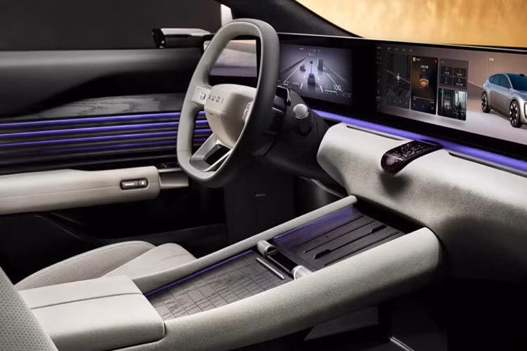 Nội thất sử dụng vật liệu cao cấp, ốp gỗ sang trọng và hệ thống đèn viền tinh tế, tạo không gian ấm cúng, hiện đại. AUDI E5 Sportback ra mắt với hai phiên bản. Bản E5 Pioneer trang bị dẫn động cầu sau, pin LFP 76 kWh của SAIC-CATL, công suất 295 mã lực, tăng tốc 0-100 km/h trong 6,1 giây và tầm hoạt động 618 km theo chuẩn CLTC.