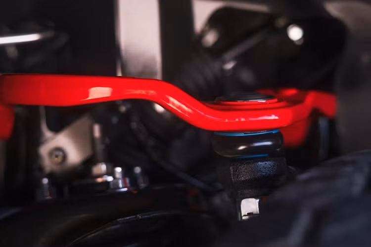 Xe vẫn sử dụng động cơ V6 3.8L quen thuộc, sản sinh 310 mã lực và 381 Nm mô-men xoắn. Con số này thấp hơn đáng kể so với động cơ V6 EcoBoost 3.0L tăng áp kép của Ford Ranger Raptor (405 mã lực, 582 Nm).