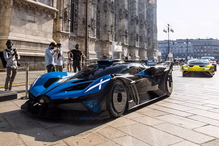 Tuy nhiên, vẫn chưa có thông tin nào về việc liệu Lanzante có chế ngự được con quái thú này và giảm bớt sức mạnh trên chiếc Bolide chạy đường trường hay không. Lanzante chưa tiết lộ chi phí chuyển đổi. Những cân nhắc thực tế, chẳng hạn như lốp xe, vẫn là một yếu tố đáng lưu ý. Lốp xe đua nguyên bản của Bolide chỉ đủ cho quãng đường khoảng 60 km và có giá khoảng 8.000 đô la mỗi chiếc.