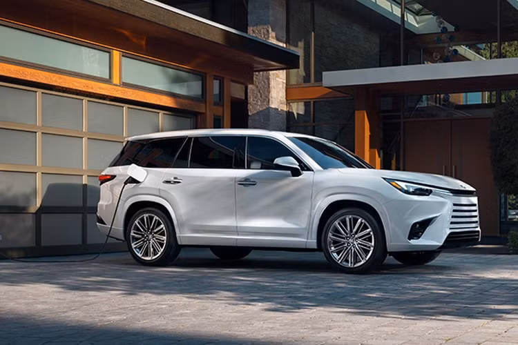 Hiện chưa có thông tin mẫu xe SUV Lexus TX 2026 thế hệ mới về Việt Nam - đây là mẫu xe SUV hạng sang dành cho gia đình đông người, được khá nhiều người tiêu dùng quan tâm và muốn sở hữu.