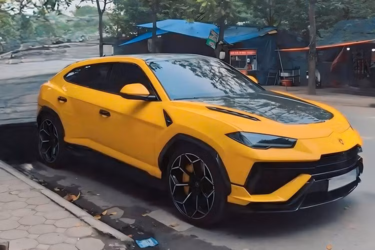 Theo thông tin chúng tôi có được, sau khi bán 1 số siêu xe, xe sang trong garage của mình, vợ chồng này đã mua về nhà chiếc siêu SUV Lamborghini Urus Performante đã qua sử dụng nhưng chỉ mới chạy vài nghìn km, còn bảo hành chính hãng và chiếc xe này có giá hơn 16 tỷ đồng.