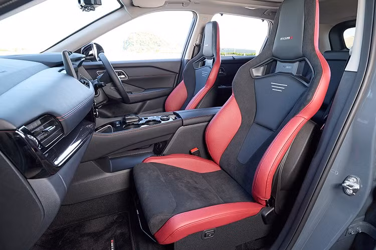 Phiên bản X-Trail Rock Creek được thiết kế đậm chất off-road, với lưới tản nhiệt phối màu Lava Red, mâm 17 inch đen mờ, lốp địa hình Falken Wildpeak và giá nóc hỗ trợ mang vác thiết bị dã ngoại. Xe chỉ có bản dẫn động 4 bánh e-4ORCE, tùy chọn 5 hoặc 7 chỗ.