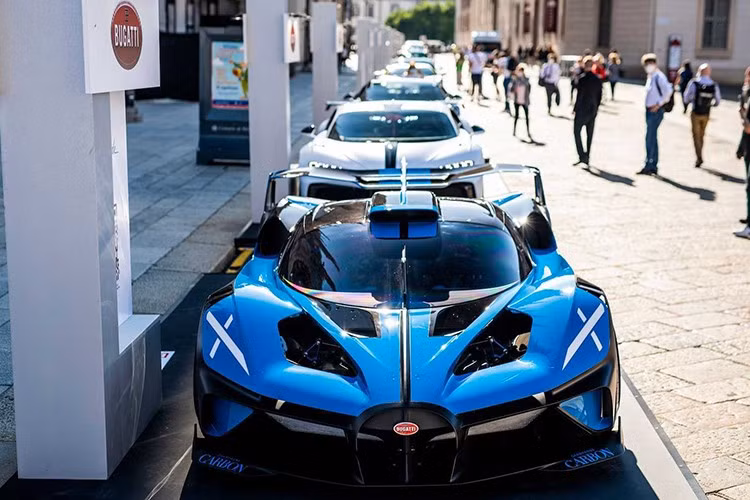 Động cơ W16 sẽ sản sinh công suất 1.826 mã lực và mô-men xoắn 1.475 pound-feet (2.000 Nm), nhưng phiên bản sản xuất đã bị giảm bớt công suất. Kết hợp với hộp số ly hợp kép bảy cấp của Chiron, Bolide chỉ nặng 2.733 pound, cho phép đạt hiệu suất đáng kinh ngạc: 0–60 dặm/giờ trong 2,2 giây, 0–186 dặm/giờ trong 7,4 giây và 0–249 dặm/giờ trong 12,1 giây.