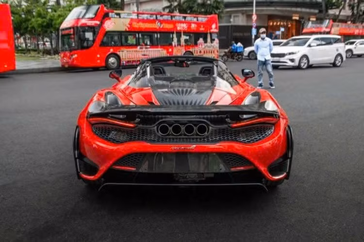Đằng sau siêu xe McLaren 765LT Spider của doanh nhân Quốc Cường có cánh gió đuôi nâng cao hơn so với xe tiêu chuẩn, cản sau sửa đổi thiết kế hoàn toàn, cuối cùng, chính là điểm nhấn của bản McLaren 765LT Spider với 4 ống xả xếp thành hàng ngang, nhìn rất uy lực.
