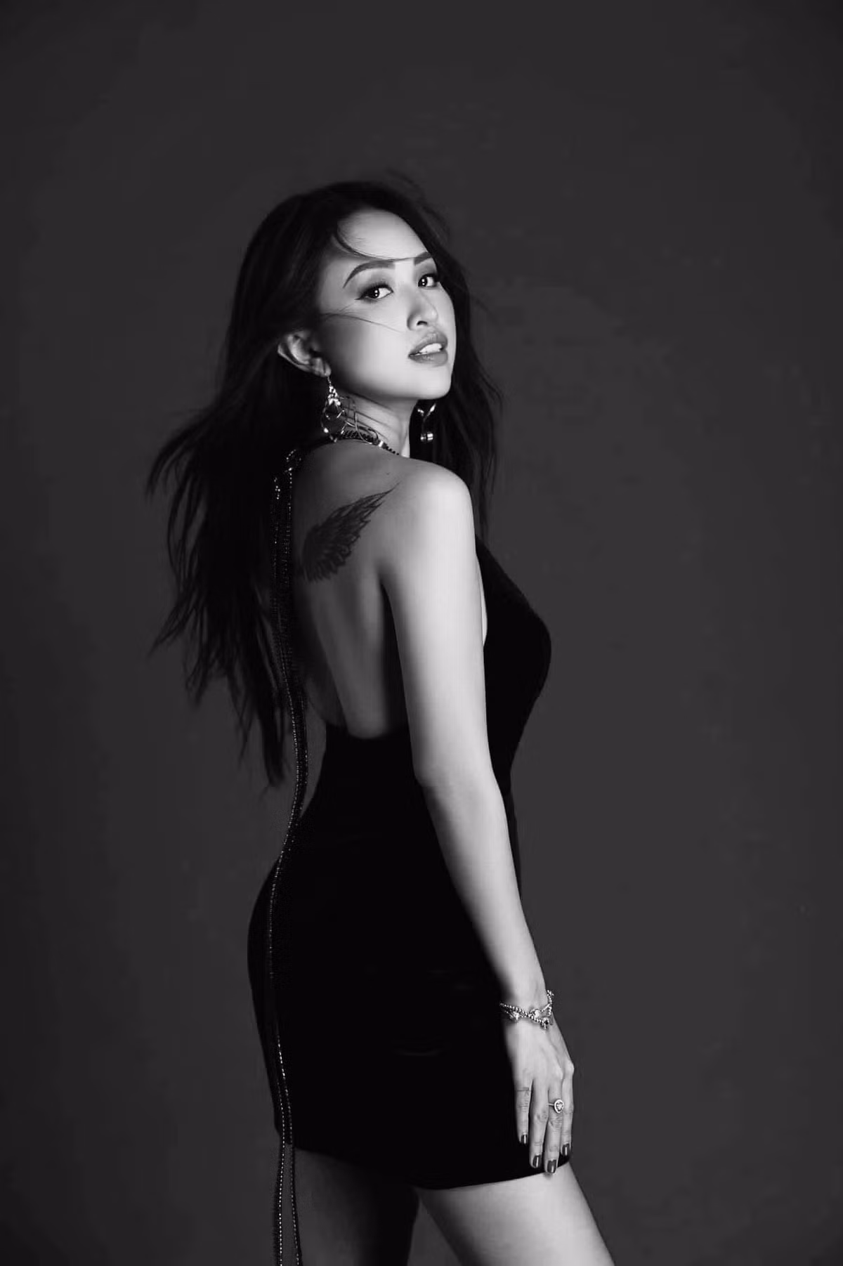 Nhờ sở hữu vóc dáng nhỏ nhắn nên mỹ nhân 8X được nhận xét trông không quá "lệch pha" khi thử sức với style trẻ trung.