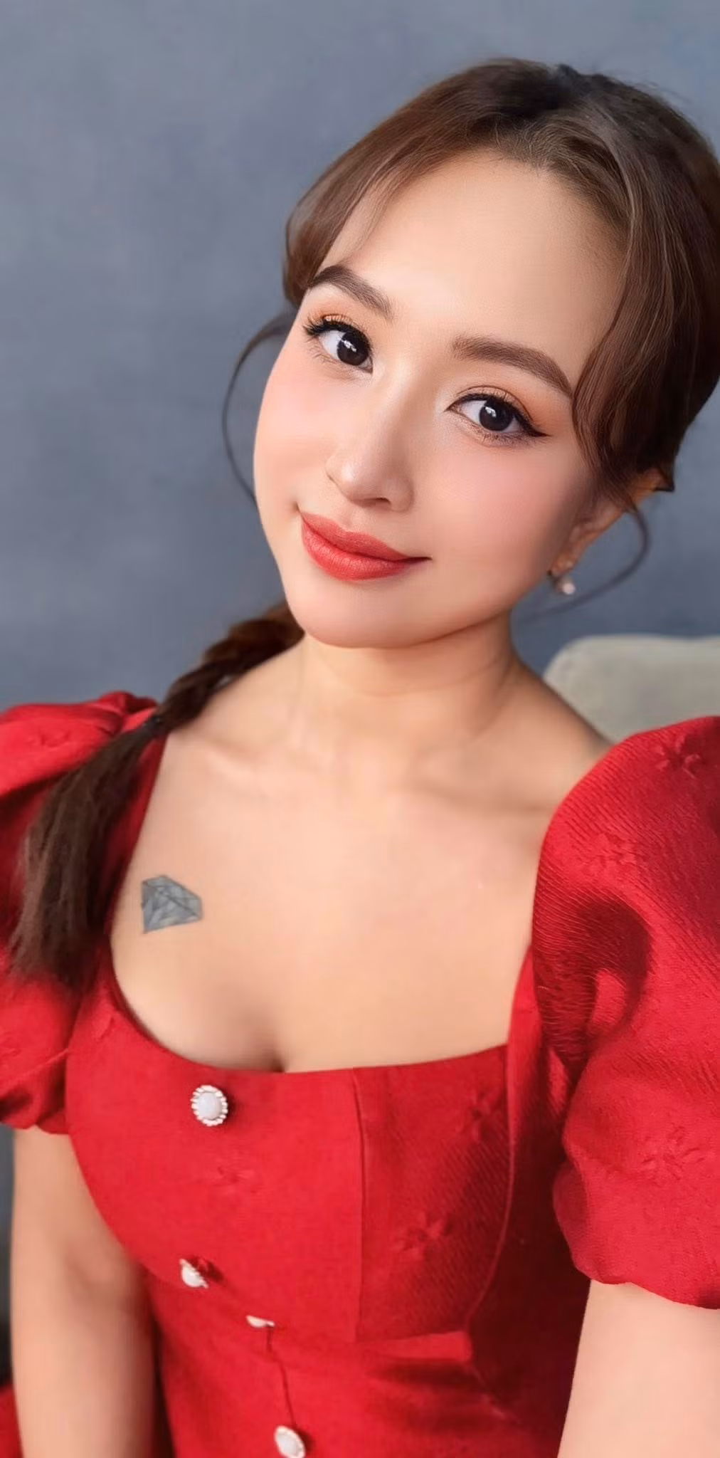 Vân Hugo thường chọn phong cách trẻ trung mỗi khi đứng lớp.