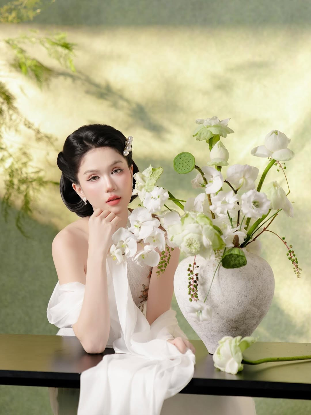 Sự kết hợp giữa nhan sắc của Ngọc Trinh và vẻ đẹp của hoa sen trắng không chỉ tạo nên những bức ảnh đẹp mắt, mà còn cho thấy một khía cạnh khác trong phong cách và cá tính của cô.