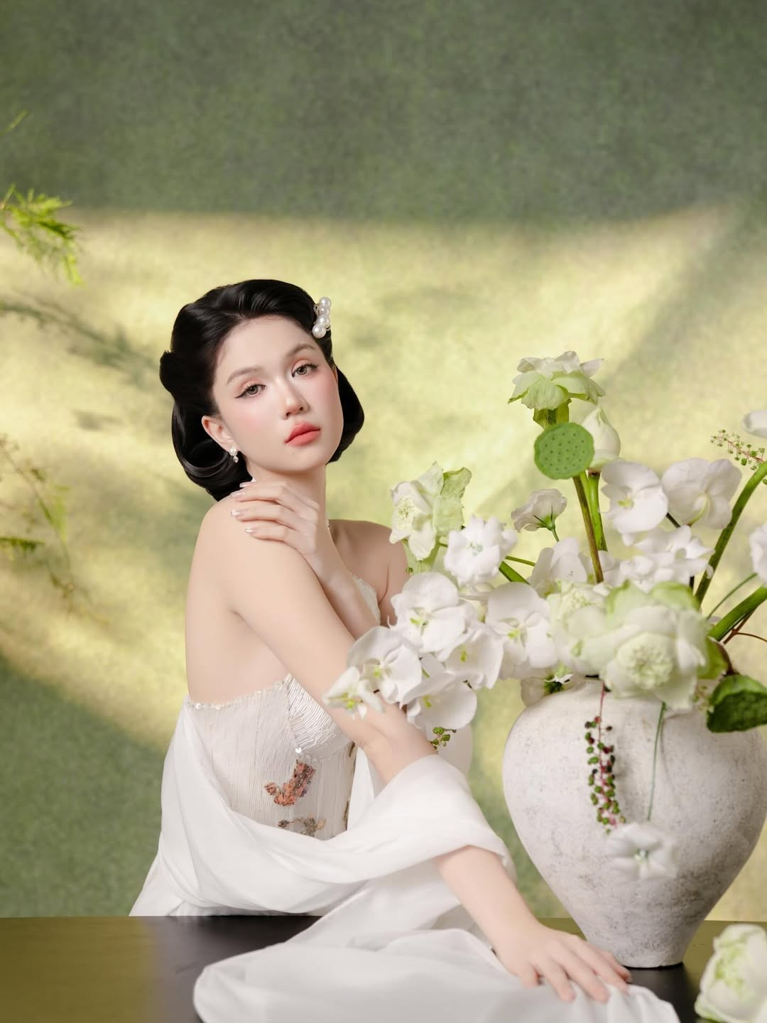 Ngọc Trinh, tên thật là Trần Ngọc Trinh, sinh năm 1989 tại Trà Vinh. Cô được biết đến rộng rãi với danh hiệu "nữ hoàng nội y" của làng giải trí Việt Nam.