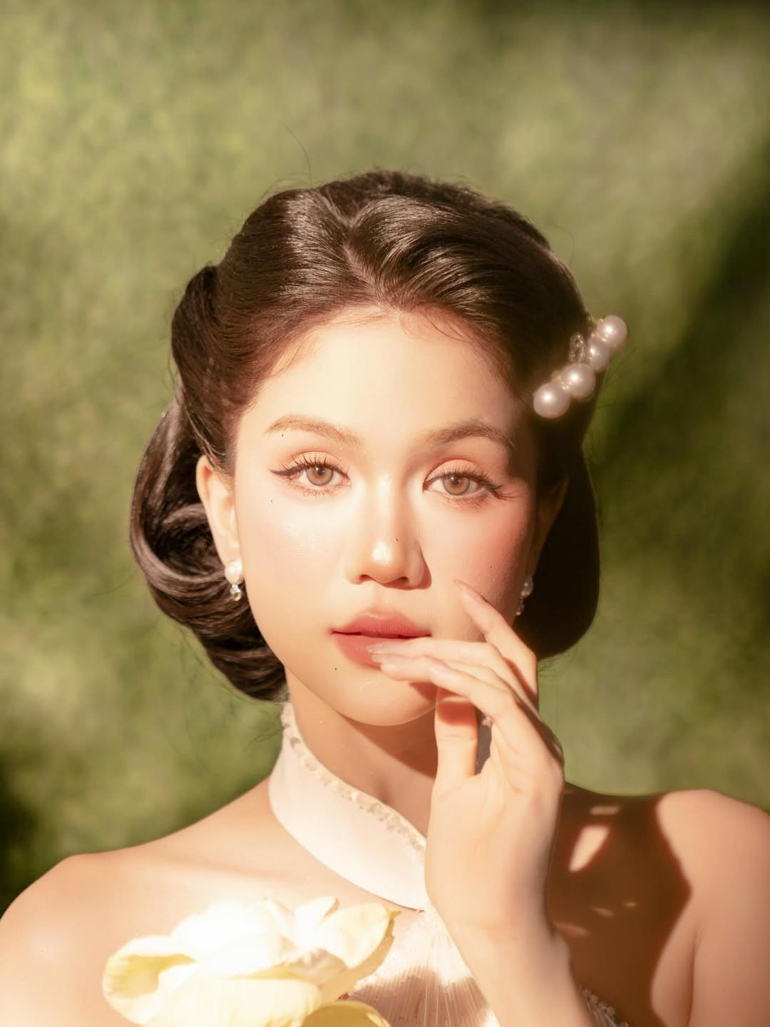 Ngọc Trinh bắt đầu sự nghiệp người mẫu từ khá sớm. Với thân hình chuẩn, số đo ba vòng lý tưởng và làn da trắng không tì vết, cô nhanh chóng trở thành một trong những người mẫu nội y đắt giá nhất.