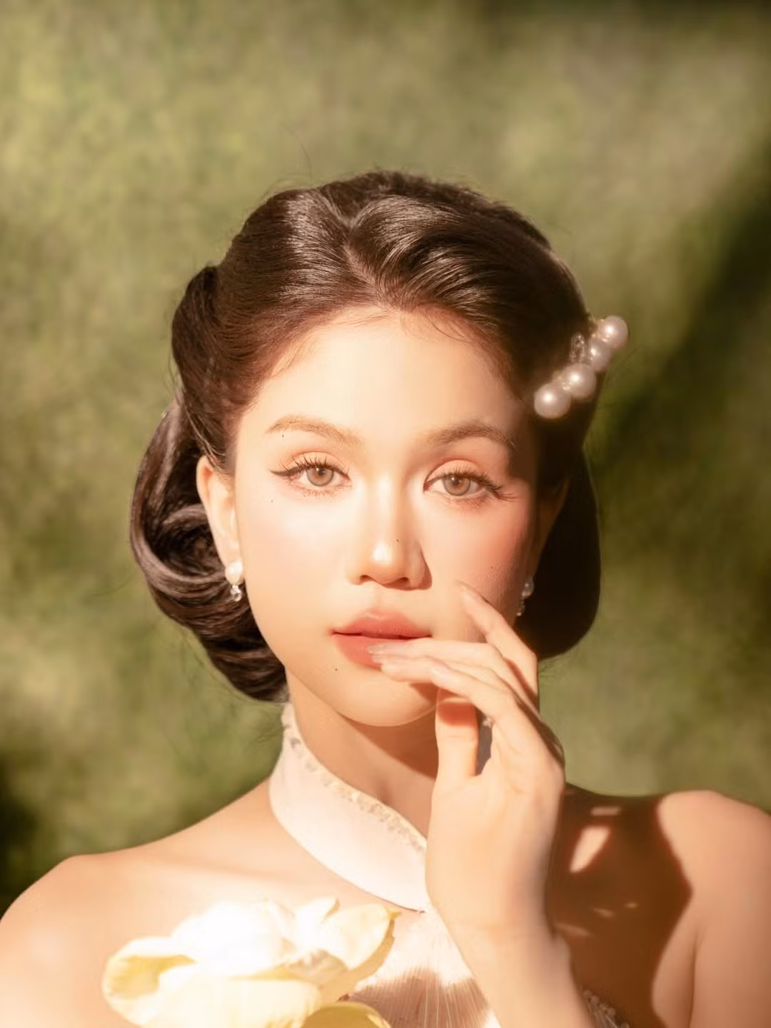 Ngọc Trinh bắt đầu sự nghiệp người mẫu từ khá sớm. Với thân hình chuẩn, số đo ba vòng lý tưởng và làn da trắng không tì vết, cô nhanh chóng trở thành một trong những người mẫu nội y đắt giá nhất.