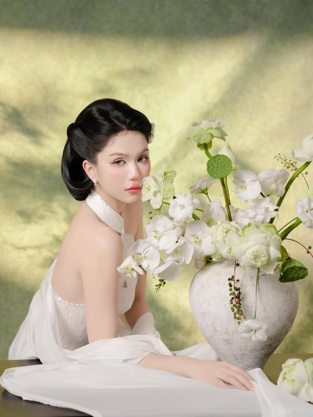 Không còn là những bộ trang phục táo bạo hay những shoot hình nóng bỏng, Ngọc Trinh trong những bức ảnh này toát lên vẻ đẹp nhẹ nhàng, đằm thắm của một người phụ nữ trưởng thành.