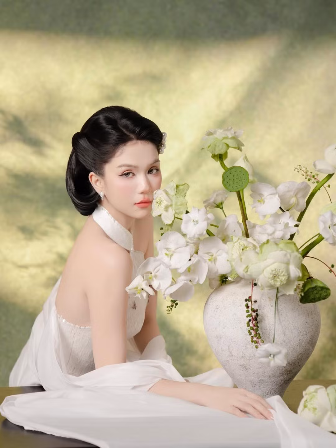 Không còn là những bộ trang phục táo bạo hay những shoot hình nóng bỏng, Ngọc Trinh trong những bức ảnh này toát lên vẻ đẹp nhẹ nhàng, đằm thắm của một người phụ nữ trưởng thành.