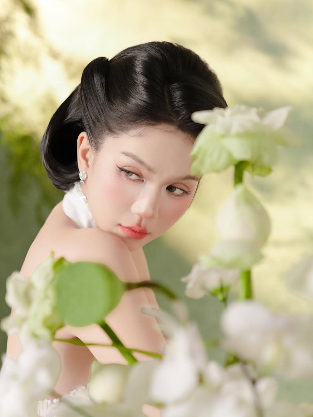 Loạt ảnh này của Ngọc Trinh nhanh chóng thu hút sự chú ý không chỉ bởi nhan sắc trẻ trung, 'không tuổi' của 'nữ hoàng nội y' mà còn bởi sự đối lập đầy tinh tế giữa vẻ đẹp của cô và nét thuần khiết của những bông sen.