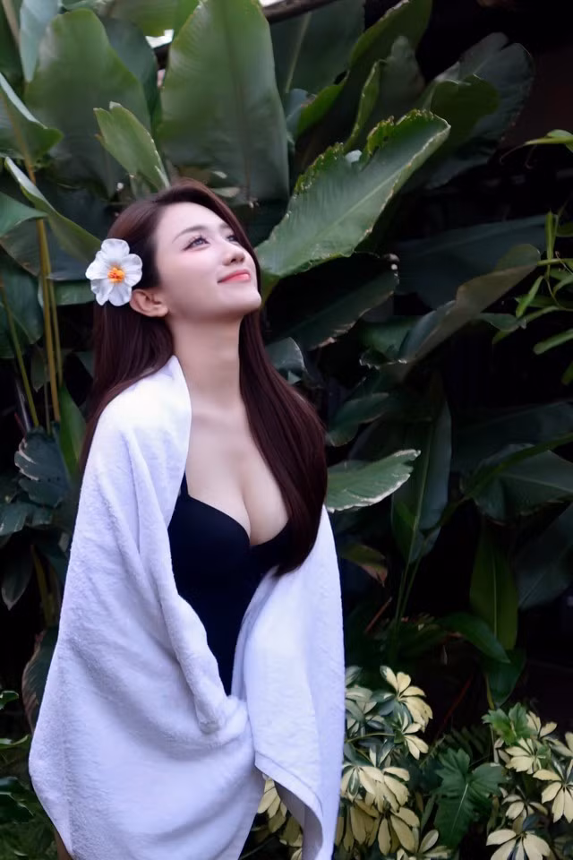 Linh Nắng Cô luôn biết cách tương tác với người hâm mộ, lắng nghe và chia sẻ những câu chuyện thú vị, tạo nên không khí thân thiện trong mỗi buổi stream hay sự kiện mà cô nàng dẫn dắt.