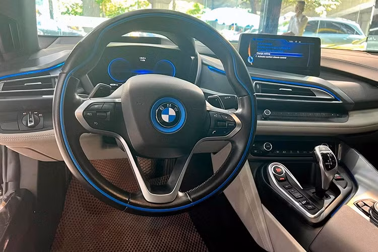 Trước tiên là bộ body kit thân rộng mang đến ngoại hình hầm hố cho xe với các vòm bánh xe được nới ra hết mức, phần nắp capô hoàn toàn mới, 2 lỗ thông gió cùng các khe tản nhiệt nằm ngang lấy cảm hứng từ mẫu xe M1 Procar. Tiếp đến là bộ mâm đa chấu kép của xe rất cá tính và cuối cùng là hệ thống treo khí nén đến từ thương hiệu Airllen.