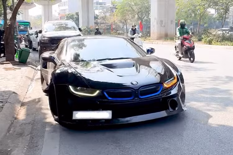 Chỉ với động cơ điện, chiếc xe thể thao BMW i8 có thể hoàn thành quãng đường dài 35 km và đạt vận tốc tối đa 120km/h. Chiếc xe này được trang bị hệ thống ống xả của hãng Frequency Intelligent Exhaust (Fi).