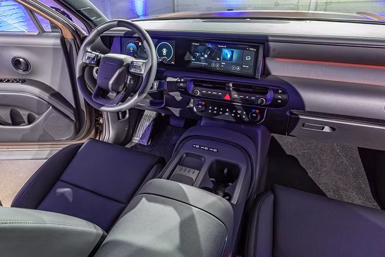 Khoang lái của Palisade Hybrid mang đậm phong cách Genesis, pha trộn hiện đại và sang trọng. Các chi tiết như cửa gió điều hòa hình oval, tay nắm cửa tròn và màn hình cong 12,3 inch tích hợp liền khối với bảng điều khiển trung tâm đều gợi nhớ đến các mẫu SUV cao cấp.