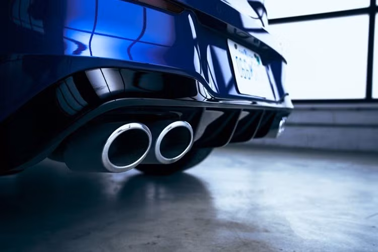 Riêng phiên bản VW Golf 1.5 eTSI R-Line được trang bị đèn pha IQ LED ma trận, cản trước và cánh hướng gió, mâm xe thể thao Bergamo 18 inch.