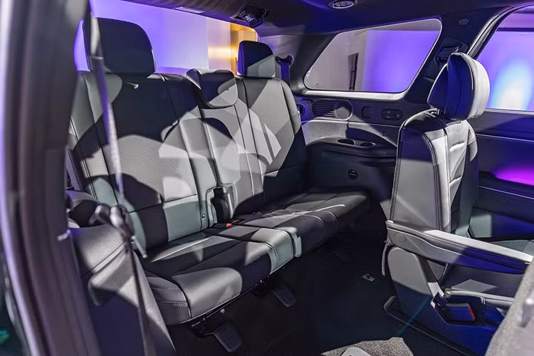 Điểm nhấn đáng chú ý nhất trên Hyundai Palisade Hybrid 2025 là hệ truyền động hoàn toàn mới. Thay vì sử dụng động cơ diesel như trước, xe được trang bị hệ hybrid gồm động cơ xăng Smartstream G 2.5 Turbo kết hợp mô-tơ điện.