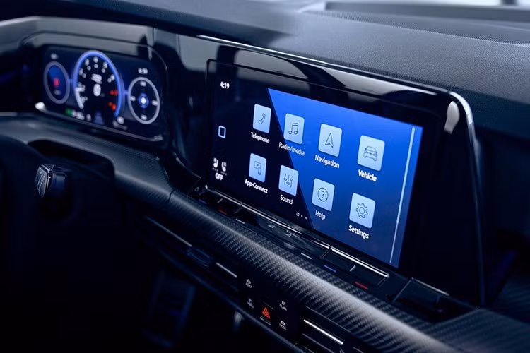 Ngoại thất VW Golf R Performance 4Motion cũng có nhiều khác biệt so với các phiên bản còn lại. Cụm đèn pha vẫn là IQ Light LED Matrix nhưng điểm thêm line xanh đặc trưng nối liền với logo VW. Biểu tượng “R” nổi bật trên lưới tản nhiệt và nhiều vị trí khác. Lưới hút gió, cản trước và sau thiết kế riêng cho phiên bản R. Hệ thống ống xả R với ống xả kép bên trái và phải. Cùm phanh hiệu năng cao màu xanh R-Performance.