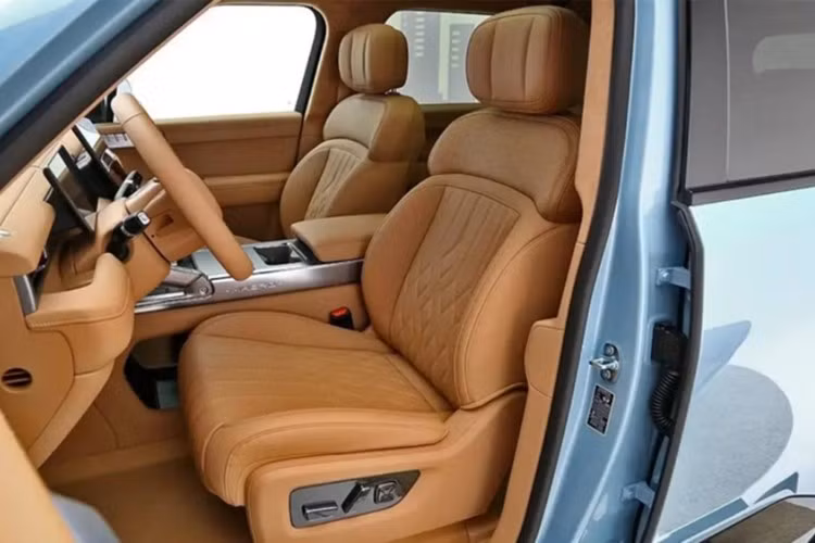 Xe được trang bị bộ pin dung lượng lớn, cho phép vận hành quãng đường thuần điện lên tới 200 km. Mức tiêu thụ nhiên liệu trong điều kiện hỗn hợp hiện chưa được công bố, song với công nghệ mở rộng phạm vi hoạt động, M817 có thể chinh phục những hành trình dài mà không phải lo ngại về cơ sở hạ tầng sạc điện.