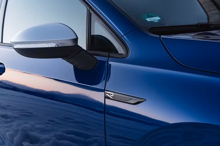 Xe sở hữu đồng hồ kỹ thuật số 10,3 inch đa sắc, màn hình giải trí 10 inch, đèn viền nội thất 30 màu, ghế thể thao R-line, dàn âm thanh Harman Kardon cao cấp, điều hòa nhiệt độ Climatronic 3 vùng, lọc không khí, màn hình HUD trên kính lái và taplo kiểu carbon.