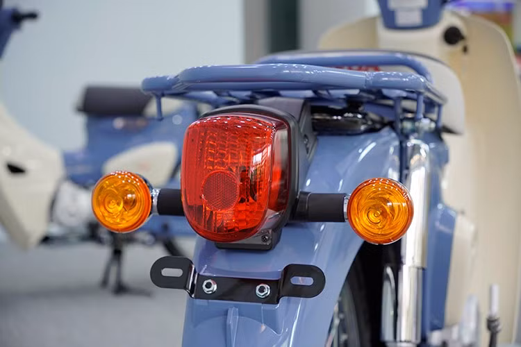 Các chi tiết như yên xe bọc da hai tông màu, baga sau, ốp sên, vè chắn bùn… được sơn đồng màu thân xe càng tôn lên vẻ cổ điển khiến nhiều người đam mê dòng xe máy Honda Super Cub phải "phát thèm" muốn sở hữu.