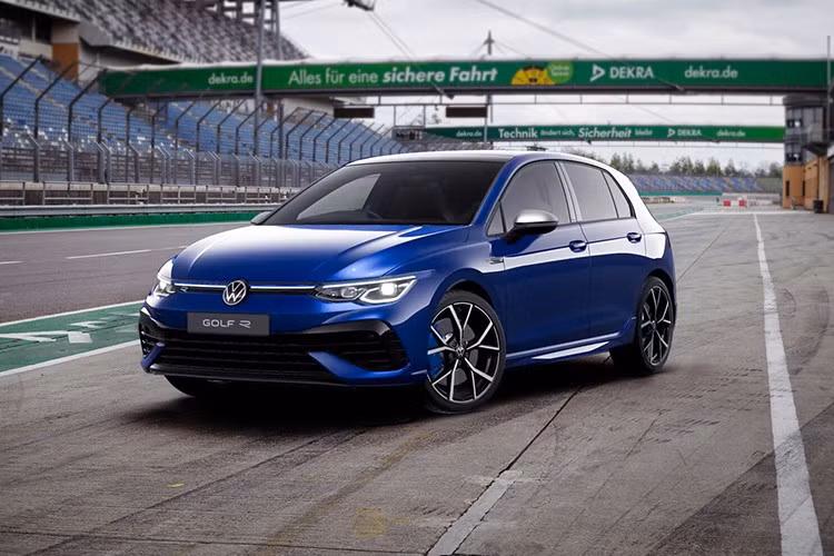 Volkswagen Golf 2025 mới được hãng ôtô Đức đặt cho phân khúc riêng là hothatch, là dòng xe hatchback được tinh chỉnh để trở thành hiệu năng cao kết hợp với tính thực dụng. Mẫu xe được nhập khẩu trực tiếp từ Đức với 3 tùy chọn hệ truyền động khác nhau.