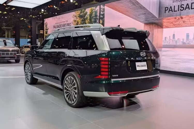 Hyundai Palisade hybrid dành cho thị trường Đông Nam Á vẫn giữ nguyên phong cách thiết kế từng xuất hiện tại Hàn Quốc năm 2024, xe sở hữu ngôn ngữ tạo hình dứt khoát, vuông vức.
