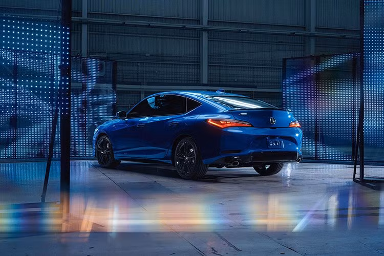Theo Acura, “hầu hết” ở đây là những mẫu Integra không được sơn màu Performance Red Pearl hoặc Double Apex Blue Pearl. Màu xanh Double Apex Blue Pearl là tùy chọn mới cho bảng màu 2026, bên cạnh Urban Gray Pearl và Solar Silver Metallic.