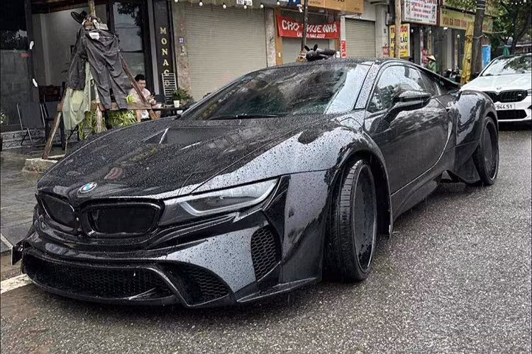 Bộ widebody trên xe BMW i8 này được 1 xưởng độ ở Tp.HCM lấy cảm hứng từ bản thiết kế do Khyzyl Saleem hợp tác cùng StanceWorks tạo ra và đã được một xưởng độ xe tại Sài thành thực hiện, chia thành 3 điểm nhấn quan trọng.
