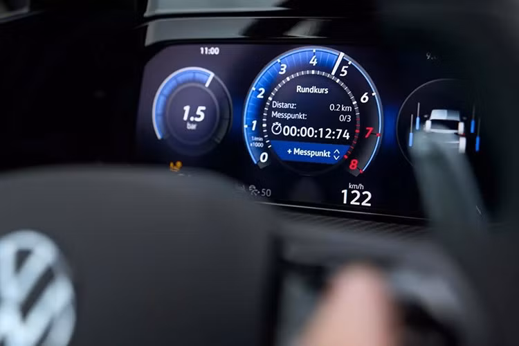 Phiên bản đáng chú ý nhất là VW Golf R Performance 4Motion. Đây là phiên bản thể thao thực thụ và cũng là đối thủ cạnh tranh trực tiếp với mẫu xe Honda Civic Type R đang bán tại Việt Nam.