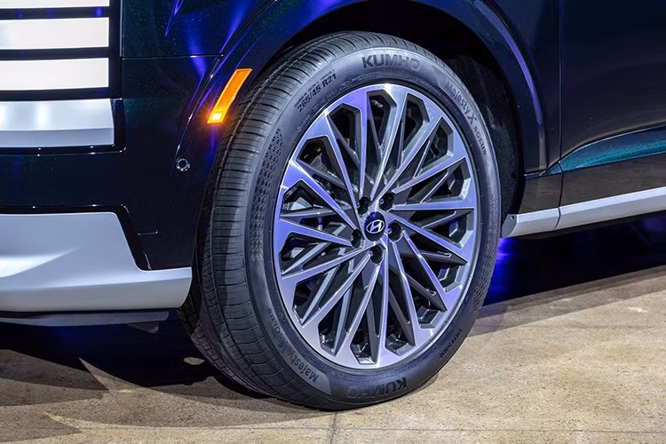 Từ góc nhìn bên hông, Palisade mới gợi nhớ đến Range Rover với mâm hợp kim đa chấu hai tông màu kèm dáng xe bề thế. Phía sau, cụm đèn hậu kéo dài kết hợp cần gạt mưa ẩn dưới cánh gió càng tăng tính thẩm mỹ.