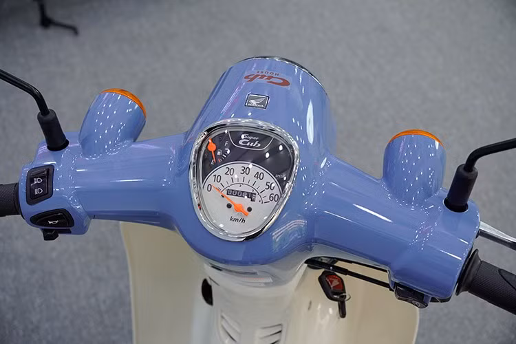 Mẫu xe Honda Super Cub 50 Final Edition phiên bản giới hạn sở hữu bánh nan hoa, đồng hồ analog cùng chìa khóa cơ đặc biệt có khắc dòng chữ "Super Cub 50 Final Edition".