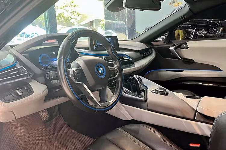 Hệ truyền động của BMW i8 độ thân rộng là khối động cơ 3 xy lanh, dung tích 1.5 lít, TwinPower Turbo, sản sinh công suất tối đa 228 mã lực và mô-men xoắn cực đại 320 Nm. Xe còn có một động cơ điện sản sinh công suất tối đa 129 mã lực và mô-men xoắn cực đại 250 Nm.